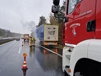 Lkw-Auflieger bei Bamberg hat gebrannt