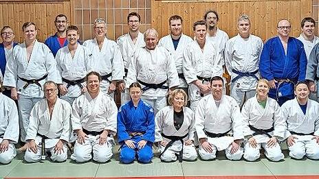 Die Pr&uuml;fungsteilnehmer und die Pr&uuml;fer nach der absolvierten Schulung.