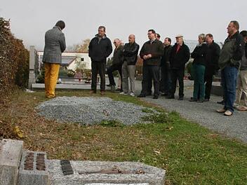 Im neuen Teil des Stadtsteinacher Friedhofes könnte möglicherweise eine Urnenstele aufgestellt werden. Dies beratschlagten die Räte, doch einige votierten, solch ein Unterfangen nur in Angriff zu nehmen, wenn sich mindestens drei Interessierte verpflichten, einen Platz zu nehmen. Fotos: Sonja Adam