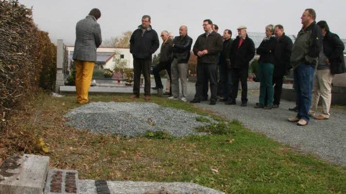 Im neuen Teil des Stadtsteinacher Friedhofes könnte möglicherweise eine Urnenstele aufgestellt werden. Dies beratschlagten die Räte, doch einige votierten, solch ein Unterfangen nur in Angriff zu nehmen, wenn sich mindestens drei Interessierte verpflichten, einen Platz zu nehmen. Fotos: Sonja Adam