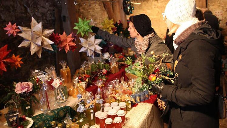 Zum 15. Weihnachtsmarkt im Schlosshof Unteraufseß und der Brauscheune kamen viele Besucher aus Nah und Fern, um den Prolog von  Christkind Eva Nikol (12 Jahre)  zu hören und selbst gebastelte "Aufseßer Erzeugnisse" zu kaufen.  Der Kirchenchor Aufseß/Brunn und die Kindergartenkinder umrahmten den Nachmittag musikalisch. Veranstaltet wird der Markt vom Fränkische-Schweiz-Verein. Foto: Georg Wolf