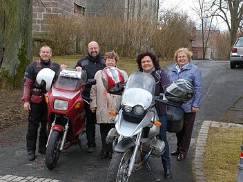 Ein Herz für die verwaisten Eltern. Bei den Gottesdiensten sammelten die Biker über 1000 Euro (von links): Stefan Lipfert, Arnold Kroll, Helka Knirsch, Brigitte Keller und Wera Will. Foto: Rainer Lutz