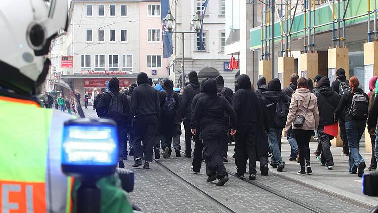 Etwa 50 Linksautonome haben sich bereits am Mittwochvormittag in der Innenstadt eingefunden. Mit einer bunten Demonstration und Kundgebung haben rund 1.250 Wuerzburger am Mittwoch (01.05.2013) gegen den geplanten Aufmarsch von Neonazis in ihrer Stadt demonstriert. Foto: News5 / Herse