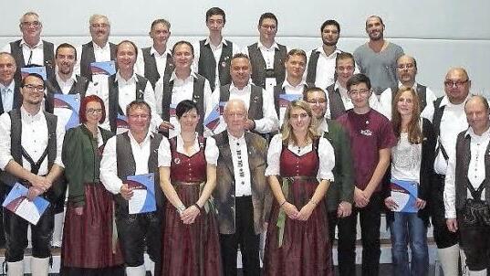 Für 50-, 40-, 30-, 25-, 20-, zehn- und fühfjährige Musikertätigkeit wurden diese Aktiven und Vereinsfunktionäre ausgezeichnet. Unser Bild zeigt sie zusammen mit Bürgermeister Franz Uome (zweite Reihe, links) sowie (vorne, von rechts) NBMB-Kreisvorsitzendem Heinrich Ramming und Musikvereinsvorsitzendem Georg Purucker.