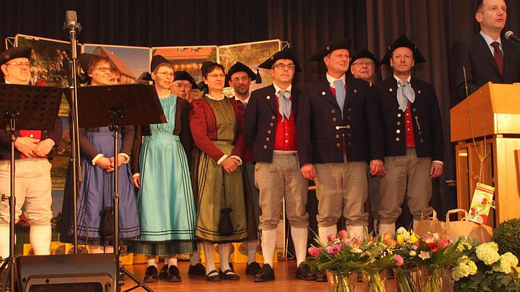 1. Bürgermeister Michael Ziegler (rechts) mit der Trachtengruppe des OGV Eltmann bei seinem Grußwort.