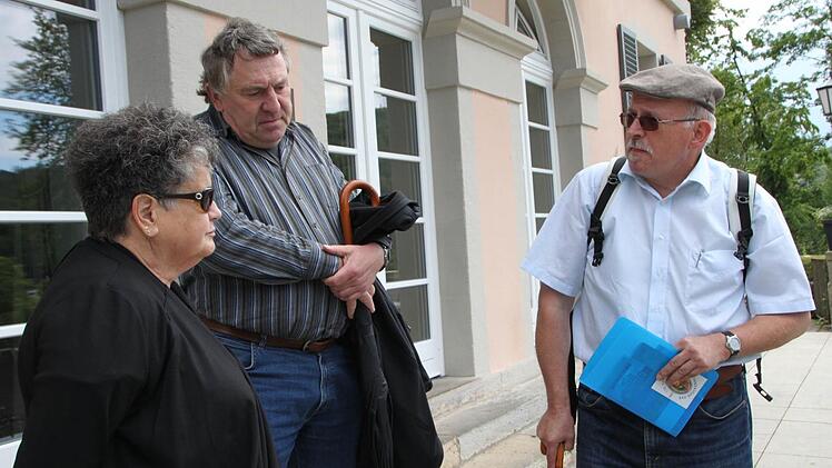 Anton Kiefer erklärt den Besuchern der Führung Hintergründe des Staatsbades Bad Brückenau. Foto: Ulrike Müller
