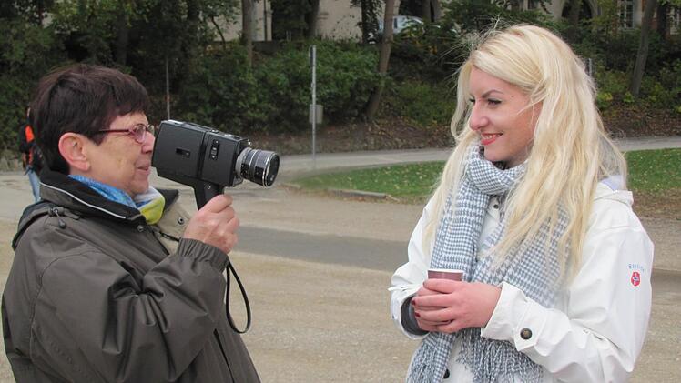 Ex-Bezirksrätin Ingrid Klingler-Joppich und die Coburger Stadträtin Franziska Bartl probieren eine Super-8-Kamera aus. Foto: Martin Koch
