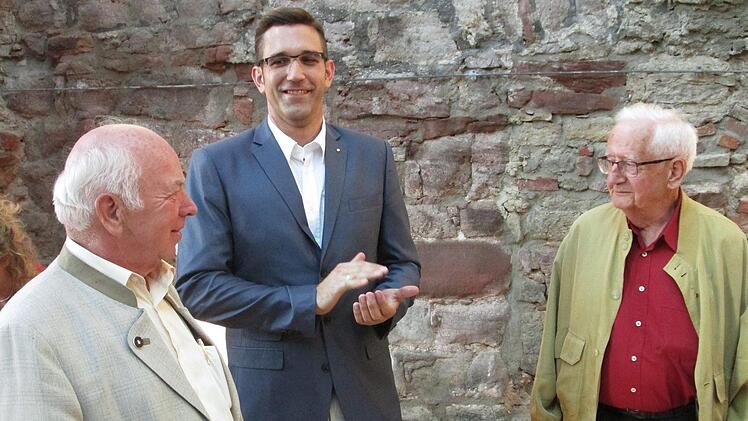 Der Vorsitzende der Freunde der Trimburg, Micha Strauß (mitte) applaudierte den beiden letzten lebenden Gründungsmitgliedern, Otmar Pfister (l.) und Werner Eberth (r.).  Foto: Gerd Schaar