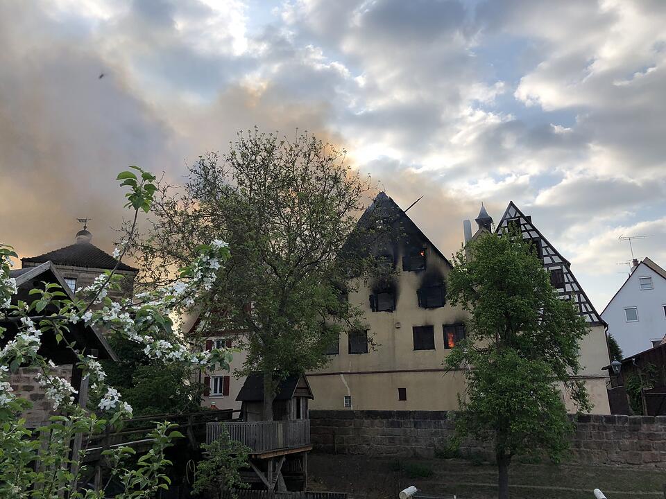 Historische Fachwerkhäuser in Spalt brennen aus - mehrere Verletzte