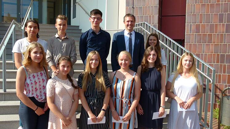 Bürgermeister Marco Steiner zeichnete bei der Stadtratssitzung die Schüler Rödentals aus, die im Abschlusszeugnis mit einer Eins vor dem Komma aufwarten konnten. Foto:  Lothar Weidner