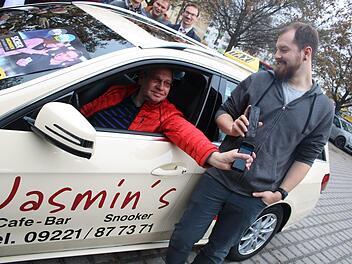 Ulrich Müller, von der Taxi Union, und Markus Schoberth (rechts), der das Angebot künftig am Wochenende nutzen kann.Foto: Stefanie Gleixner