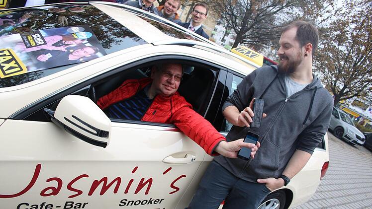 Ulrich Müller, von der Taxi Union, und Markus Schoberth (rechts), der das Angebot künftig am Wochenende nutzen kann.Foto: Stefanie Gleixner