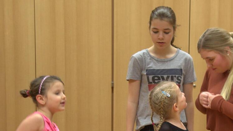 Spielerisch soll beim Faschingsverein Seßlach ein kleines Tanzmariechen an seine herausragende Rolle herangeführt werden. Auf den Aufruf zu einem ersten Probetermin hatte sich einzig Laura Müller (links) gemeldet. Beim Fangspiel mit dem großen Tanzmariechen Mia Thein, Merle Rottmann und Trainerin Luisa Fischer (von links) legte die junge Seßlacherin ihre anfängliche Scheu allmählich ab.