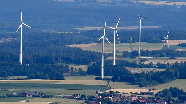 So sah es im Sommer 2016 aus: W&auml;hrend sich im Vordergrund schon die Rotoren des Windparks Neudorf drehen, waren beim Blick &uuml;ber Ludwag hinweg zwei der in Bau befindlichen Windr&auml;der auf K&ouml;nigsfelder Gebiet zu sehen. Foto: Ronald Rinklef/Archiv
