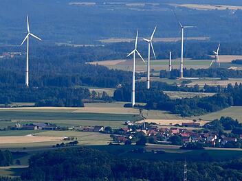 So sah es im Sommer 2016 aus: Während sich im Vordergrund schon die Rotoren des Windparks Neudorf drehen, waren beim Blick über Ludwag hinweg zwei der in Bau befindlichen Windräder auf Königsfelder Gebiet zu sehen. Foto: Ronald Rinklef/Archiv