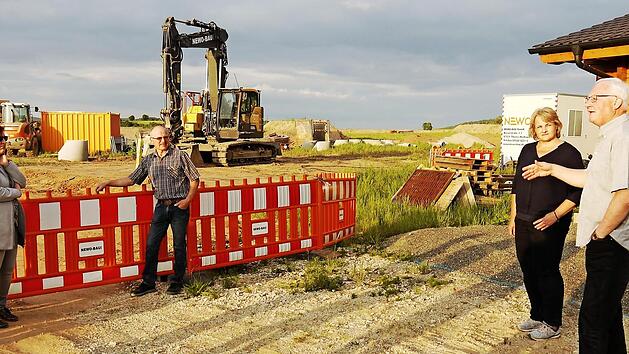 Läuft gut: Jürgen Kittner, Nina Liebermann, Horst Porzelt und Salome Porzelt (von rechts) sind zufrieden, wie sich die Erschließung des zweites Bauabschnittes im Lahmer Kapellenfeld entwickelt.  Foto: Berthold Köhler