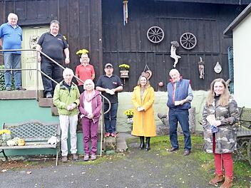 Spendenübergabe an ehemalige Besitzer, Betreiber, Bewohner und Helfer am abgebrannten Wildberghof. Von links Hubert Steiner (Stammtisch Finkensteiner), Detlef Kappe (Kommandant), Jessica Steiner (Musikverein), Gerald Schötz (2. Vorstand Feuerwehr), Stefanie Traut (Wildbergcafé), Kurt Hirschke (ehemaliger Wildbergbewohner), Katharina Heimann, vorne links Dietrich Schütze und Angelika Schütze (Besitzerfamilie Wildberghof) Foto: K.- H. Hofmann