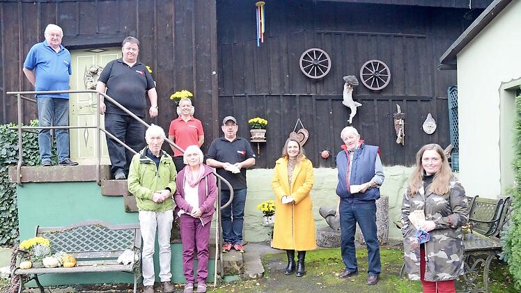 Spendenübergabe an ehemalige Besitzer, Betreiber, Bewohner und Helfer am abgebrannten Wildberghof. Von links Hubert Steiner (Stammtisch Finkensteiner), Detlef Kappe (Kommandant), Jessica Steiner (Musikverein), Gerald Schötz (2. Vorstand Feuerwehr), Stefanie Traut (Wildbergcafé), Kurt Hirschke (ehemaliger Wildbergbewohner), Katharina Heimann, vorne links Dietrich Schütze und Angelika Schütze (Besitzerfamilie Wildberghof) Foto: K.- H. Hofmann