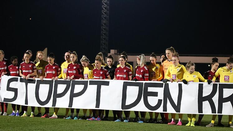 Ein klares Statement gegen den Krieg in der Ukraine bezogen die Spielerinnen beider Teams vor dem Anpfiff. Dia Hand am Plakat hat auch Annika Graser (3. von rechts).