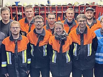 Nach bestandener Pr&uuml;fung: Die Feuerwehrler freuen sich mit ihren Pr&uuml;fern.