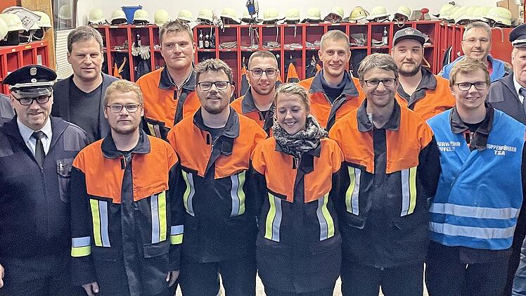 Nach bestandener Pr&uuml;fung: Die Feuerwehrler freuen sich mit ihren Pr&uuml;fern.