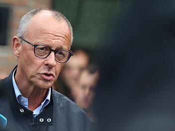 Bundeskanzler Merz besucht Waldbrandgebiet in H&uuml;rtgenwald