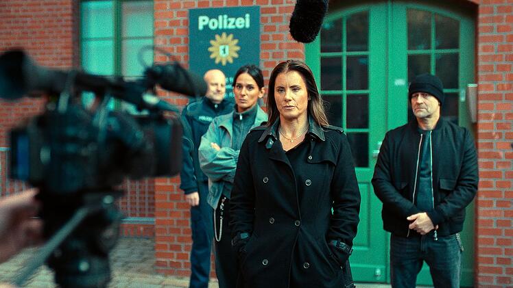 Um die Medien &uuml;ber den Fall zu informieren, treten Katharina Koblinski (Elisabeth Baulitz, zweite von rechts), Robert Heffler (J&uuml;rgen Vogel, rechts) und Mavi Neumann (Aybi Era) vor die Kameras.