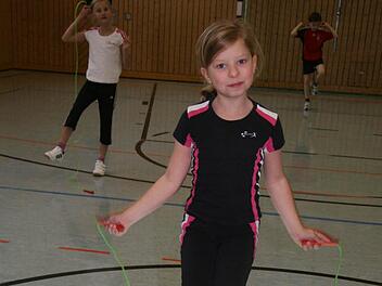 Lea Zipfel wagt sich auch an schwierigere Übungen heran - ihr macht die Vorführung Laune.