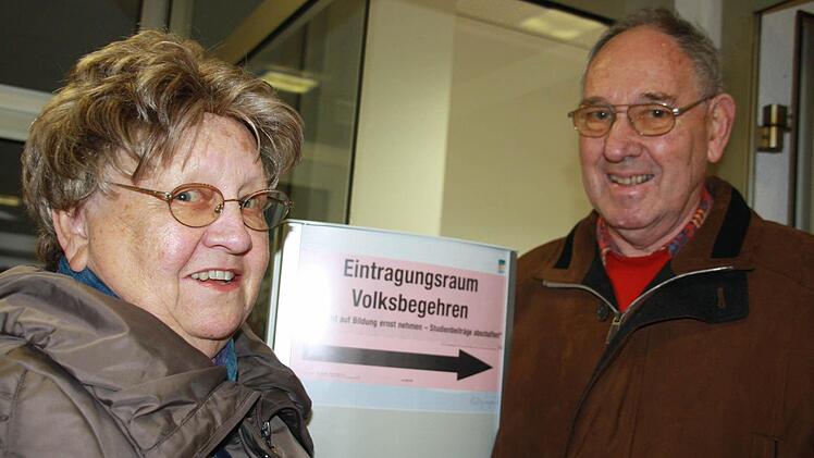 Die beiden Kitzinger Helga und Jürgen Wolfarth haben gestern unterschrieben.  Fotos: Diana Fuchs