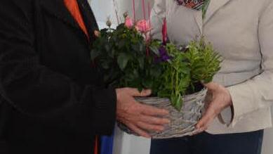 Die Vorsitzende des Trägervereins VHS Landkreis Kronach, Angela Hofmann (rechts) dankte der Leiterin des Vormittagskreises, Elke Grötzner, für ihr 35-jähriges unermüdliches Engagement. Foto: K.-H. Hofmann