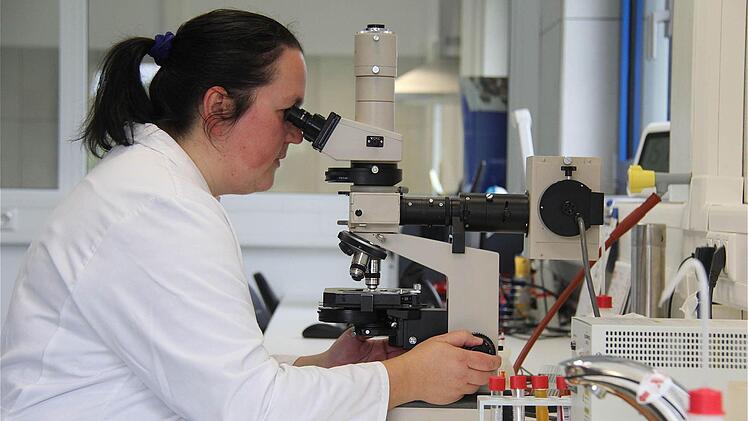 Laborantin Bettina Romeis ist unerwünschten Keimen per Mikroskop auf der Spur. Fotos: Gerd Schaar