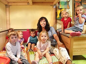 Irene Hofmann mit "ihren" Kindern in Drügendorf. Fotos: NP