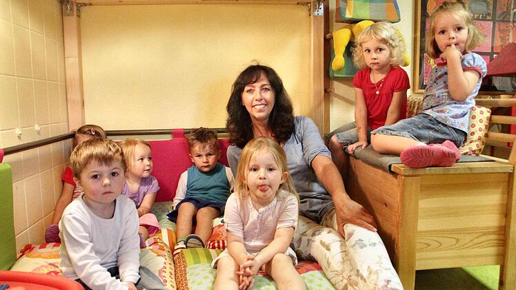 Irene Hofmann mit "ihren" Kindern in Drügendorf. Fotos: NP