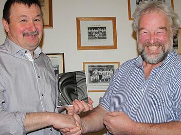 Das Heft in der Hand: Roland Römmelt folgt Robert Römmelt als Bürgermeister nach. Foto: Ulrike Müller