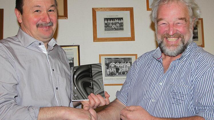 Das Heft in der Hand: Roland Römmelt folgt Robert Römmelt als Bürgermeister nach. Foto: Ulrike Müller