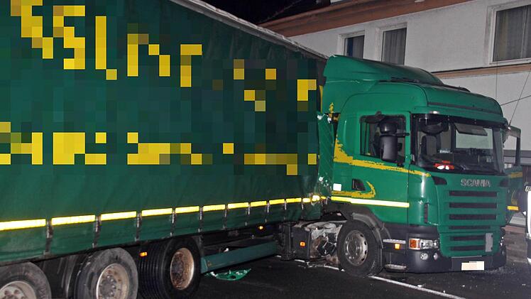 Auf der Bundesstraße 85 zwischen Kronach und Weißenbrunn ist in der Nacht ein Lkw in ein Haus gerutscht. Foto: Corinna Igler