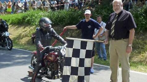 Schirmherr Roland Kauper schickte das älteste Fahrzeug der Veranstaltung, eine Indian 741 (Baujahr 1942) des Wiedemarers Uwe Grunewald, ins Rennen. Foto: Robert Nikol