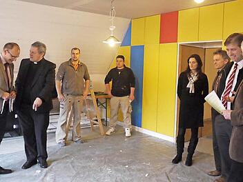 Caritas-Geschäftsführer Peter Ehmann (l.), Hausherr Dekan Georg Holzschuh (daneben) und Landrat Hermann Ulm (Zweiter v. r.) nahmen am Dienstag das künftige Büro in Augenschein.  Fotos: Pauline Lindner