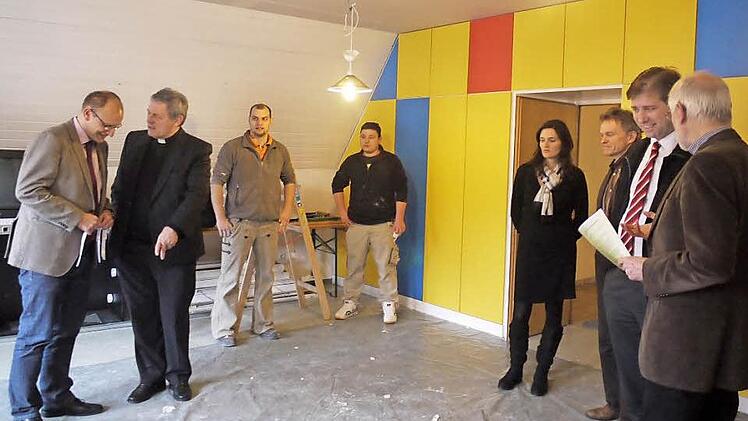 Caritas-Geschäftsführer Peter Ehmann (l.), Hausherr Dekan Georg Holzschuh (daneben) und Landrat Hermann Ulm (Zweiter v. r.) nahmen am Dienstag das künftige Büro in Augenschein.  Fotos: Pauline Lindner