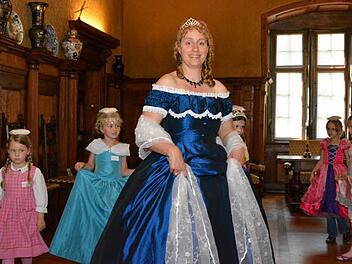 Impressionen vom Prinzessinnentag: Ihre Lehrerin Beatrice von Rose-Ebel lernten die Sinnberg-Grundschüler mal ganz anders kennen. Sie schlüpfte in ein Prinzessinnengewand und brachte ihnen so Geschichte einmal ganz anders nahe. Fotos: Björn Hein