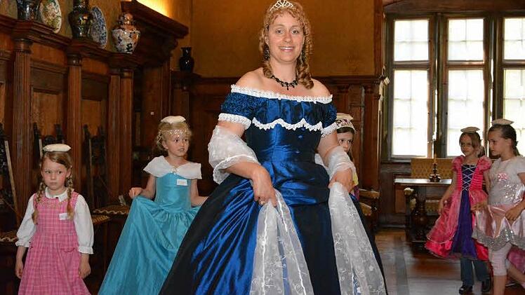 Impressionen vom Prinzessinnentag: Ihre Lehrerin Beatrice von Rose-Ebel lernten die Sinnberg-Grundschüler mal ganz anders kennen. Sie schlüpfte in ein Prinzessinnengewand und brachte ihnen so Geschichte einmal ganz anders nahe. Fotos: Björn Hein