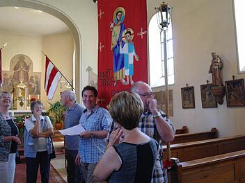 Matthias Elm (Dritter von rechts) führte beim Grundsteinlegungsjubiläum durch die Kirchengeschichte.  Foto: Stephanie Elm