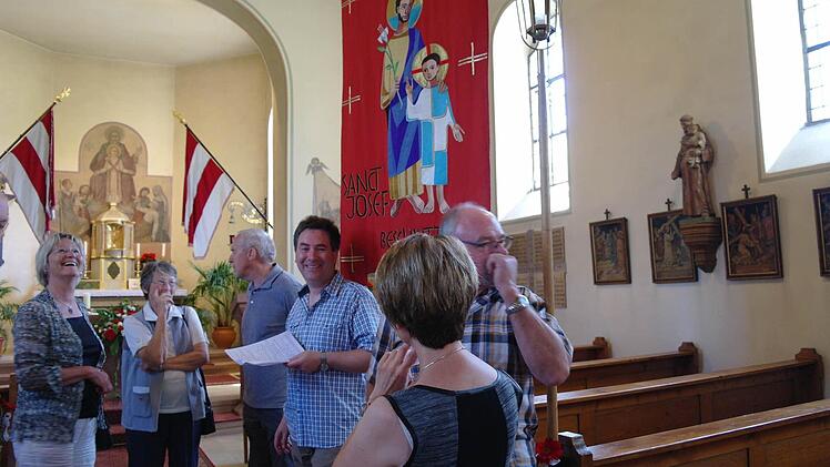 Matthias Elm (Dritter von rechts) führte beim Grundsteinlegungsjubiläum durch die Kirchengeschichte.  Foto: Stephanie Elm