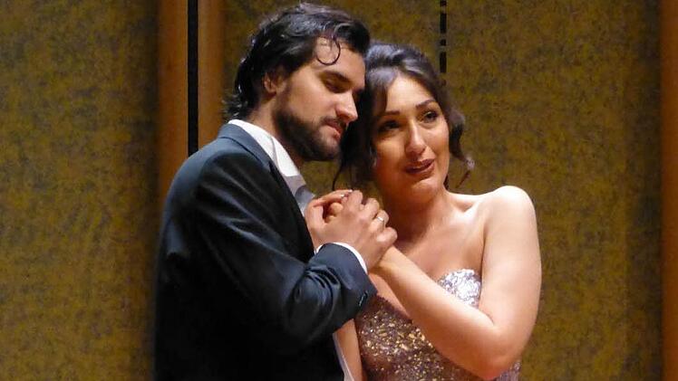 Kristina Mkhitaryan und Pavel Kolgatin singen Verdi. Fotos: Ahnert