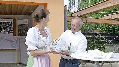 Sylvia Hofmann beschenkt Günther Eichler.