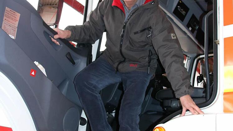 Schluss mit dem aktiven Dienst: Symbolisch steigt Peter Sell noch ein letztes Mal aus einem Einsatz-Fahrzeug der Hammelburger Wehr aus. Sell hat die gesetzliche Altersgrenze erreicht. Fotos: Ralf Ruppert