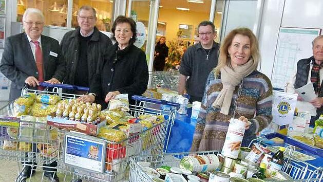 Das Gesch&auml;ft lief wie geschmiert - dar&uuml;ber freuten sich (von links) Real-Gesch&auml;ftsleiter Roland Beier sowie vom Lions Club J&uuml;rgen und Edda Kroos, Thomas Spangler, Eva Spangler und Ulli Ros&eacute;e.  Foto: Lothar Weidner