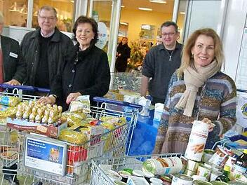 Das Gesch&auml;ft lief wie geschmiert - dar&uuml;ber freuten sich (von links) Real-Gesch&auml;ftsleiter Roland Beier sowie vom Lions Club J&uuml;rgen und Edda Kroos, Thomas Spangler, Eva Spangler und Ulli Ros&eacute;e.  Foto: Lothar Weidner