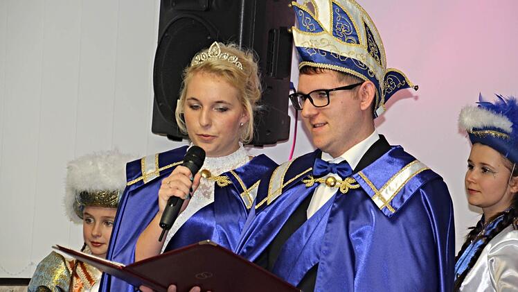 Das Prinzenpaar "Desiree I & Prinz Hannes I" (Desiree Büschel und Hannes Hutschgau) bei seinem Prolog. Foto: Helmut Will