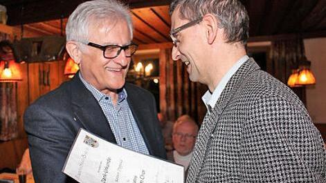 Rainer Dippold (l.), Vorsitzender des Liederkranzes Sambach, wurde durch den Fr&auml;nkischen S&auml;ngerbund f&uuml;r 40 Jahre Singen im Chor ausgezeichnet. Die Urkunde &uuml;berreichte Wolfgang Sch&ouml;n. Foto: Evi Seeger